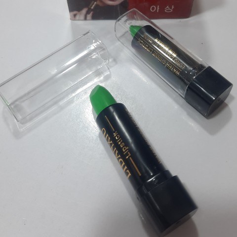 رژلب مکه ای اصل صورتی با بوی آدامس خرسی رژلب نوستالوژی مکه ای رژ مکه ای حاوی ویتامین آ و ای بالم لب