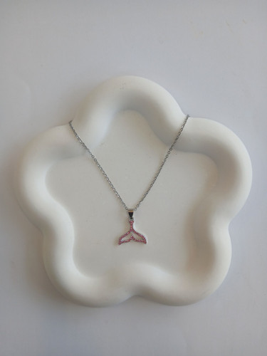 گردنبند دم نهنگ یا وال طراحی نگین دار و نمادین