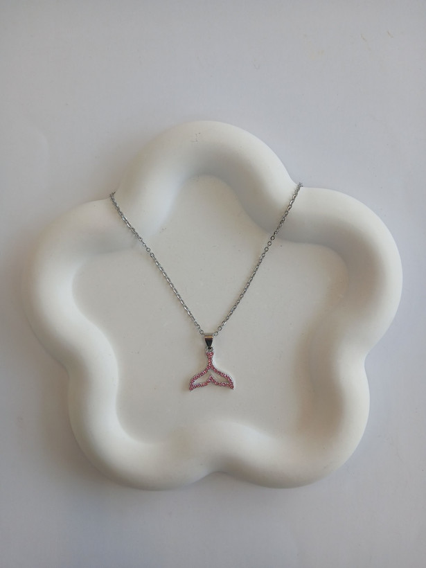 گردنبند دم نهنگ یا وال طراحی نگین دار و نمادین