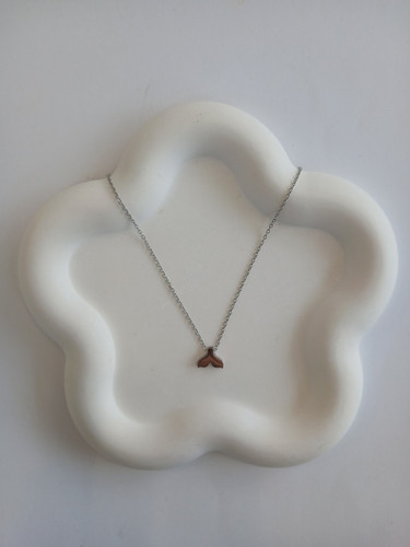 گردنبند دم وال یا نهنگ استیل و رنگ ثابت و زیبا