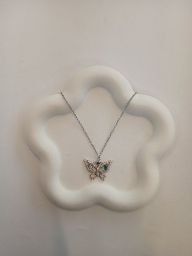 گردنبند جواهری طرح پروانه ظریف و درخشان