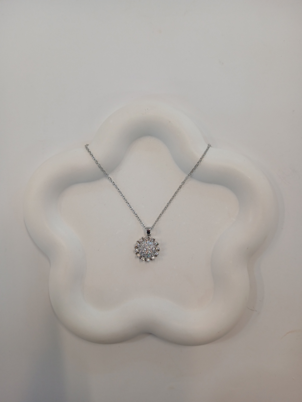 گردنبند نگین‌دار چرخان درخشان و خاص