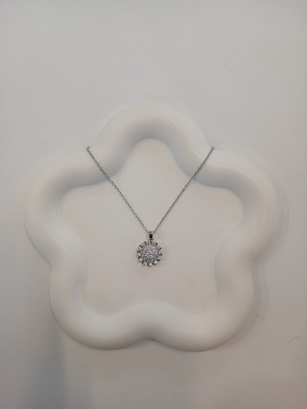 گردنبند نگیندار چرخان درخشان و خاص